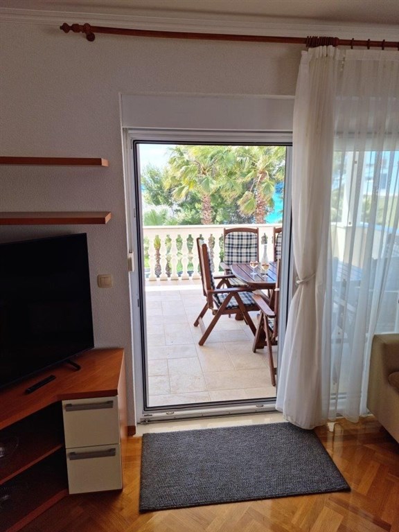 na-prodej-velmi-pekny-a-prostorny-apartman-s-castecnym-vyhledem-na-more-a-okolni-ostrovy-100-m-od-plaze-v-malebne-obci-kozino-u-zadaru-chorvatsko