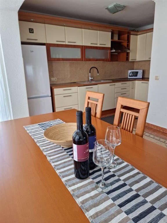 na-prodej-velmi-pekny-a-prostorny-apartman-s-castecnym-vyhledem-na-more-a-okolni-ostrovy-100-m-od-plaze-v-malebne-obci-kozino-u-zadaru-chorvatsko