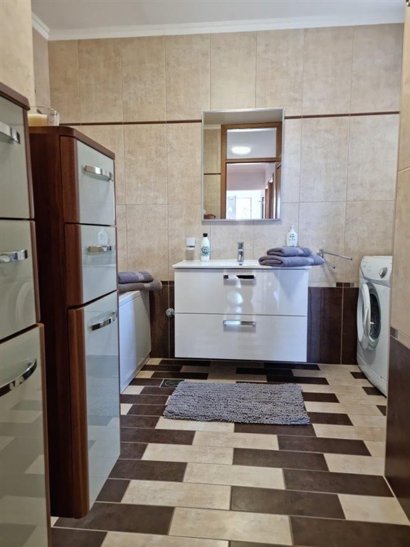 na-prodej-velmi-pekny-a-prostorny-apartman-s-castecnym-vyhledem-na-more-a-okolni-ostrovy-100-m-od-plaze-v-malebne-obci-kozino-u-zadaru-chorvatsko