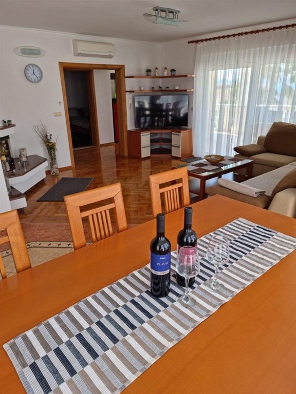 na-prodej-velmi-pekny-a-prostorny-apartman-s-castecnym-vyhledem-na-more-a-okolni-ostrovy-100-m-od-plaze-v-malebne-obci-kozino-u-zadaru-chorvatsko