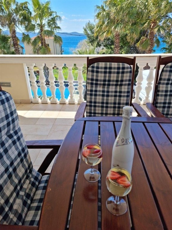 na-prodej-velmi-pekny-a-prostorny-apartman-s-castecnym-vyhledem-na-more-a-okolni-ostrovy-100-m-od-plaze-v-malebne-obci-kozino-u-zadaru-chorvatsko