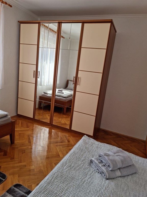 na-prodej-velmi-pekny-a-prostorny-apartman-s-castecnym-vyhledem-na-more-a-okolni-ostrovy-100-m-od-plaze-v-malebne-obci-kozino-u-zadaru-chorvatsko