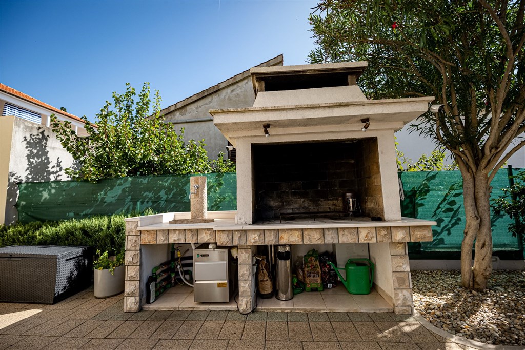 na-prodej-velmi-pekny-a-prostorny-apartman-s-castecnym-vyhledem-na-more-a-okolni-ostrovy-100-m-od-plaze-v-malebne-obci-kozino-u-zadaru-chorvatsko