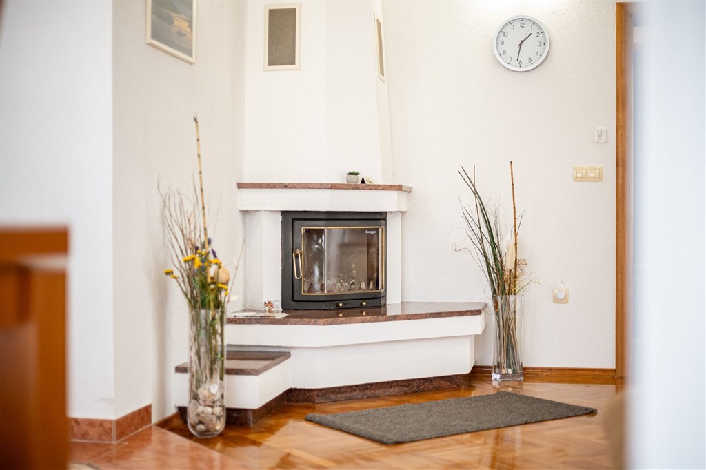 na-prodej-velmi-pekny-a-prostorny-apartman-s-castecnym-vyhledem-na-more-a-okolni-ostrovy-100-m-od-plaze-v-malebne-obci-kozino-u-zadaru-chorvatsko