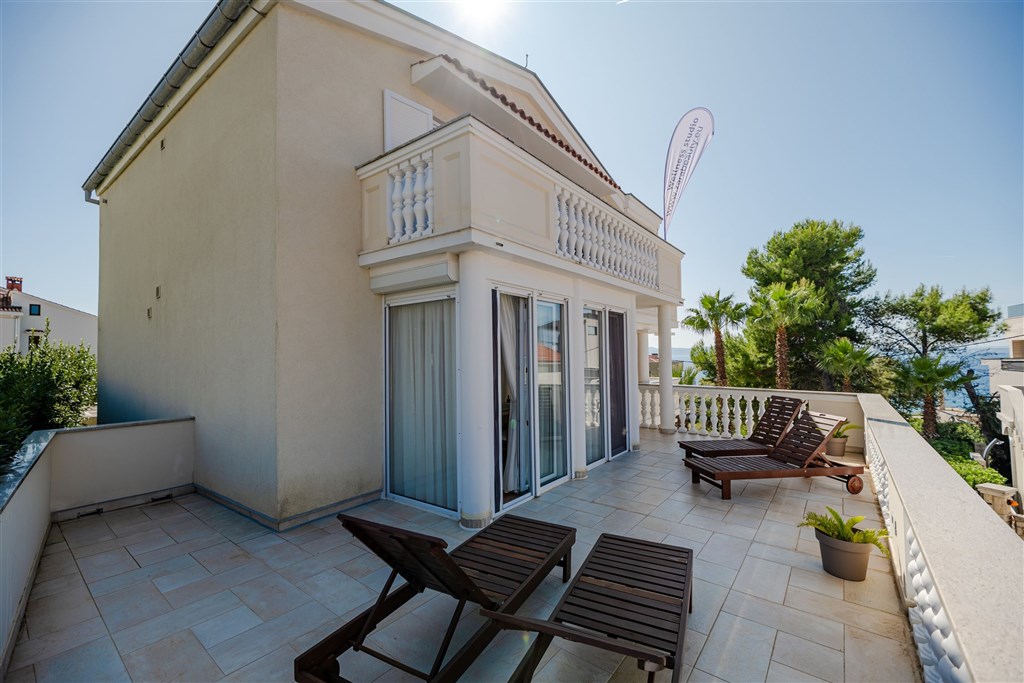 na-prodej-velmi-pekny-a-prostorny-apartman-s-castecnym-vyhledem-na-more-a-okolni-ostrovy-100-m-od-plaze-v-malebne-obci-kozino-u-zadaru-chorvatsko