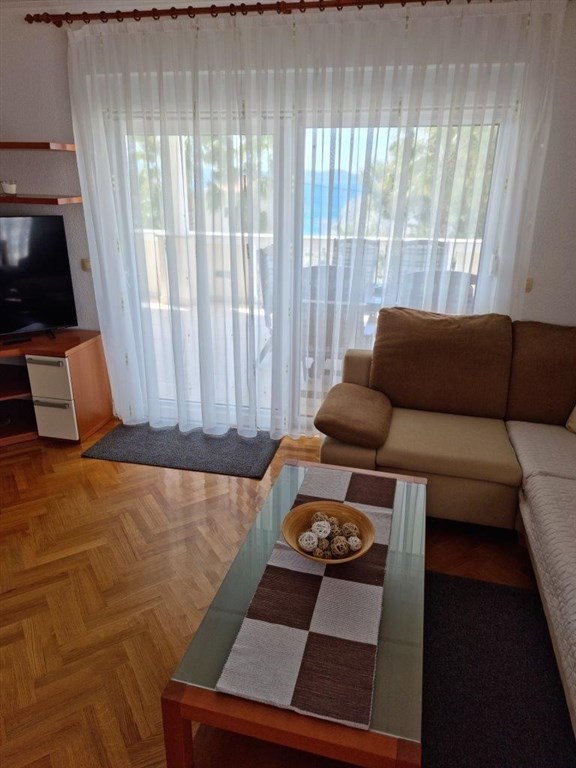 na-prodej-velmi-pekny-a-prostorny-apartman-s-castecnym-vyhledem-na-more-a-okolni-ostrovy-100-m-od-plaze-v-malebne-obci-kozino-u-zadaru-chorvatsko