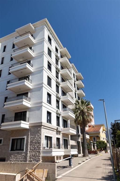 na-prodej-stylovy-a-moderni-byt-s-balkonem-a-panoramatickym-vyhledem-ve-3-patre-bar-cerna-hora