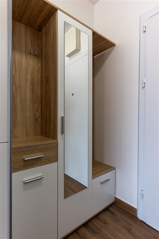 na-prodej-stylovy-a-moderni-byt-s-balkonem-a-panoramatickym-vyhledem-ve-3-patre-bar-cerna-hora