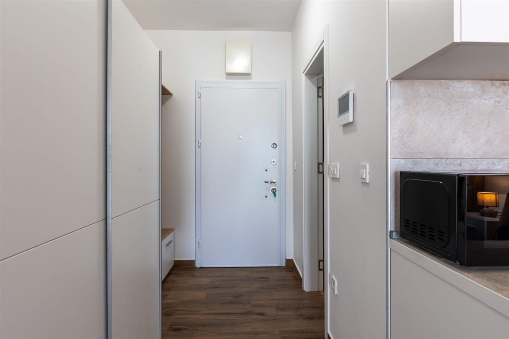 na-prodej-stylovy-a-moderni-byt-s-balkonem-a-panoramatickym-vyhledem-ve-3-patre-bar-cerna-hora