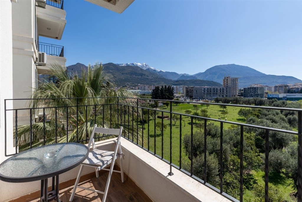 na-prodej-stylovy-a-moderni-byt-s-balkonem-a-panoramatickym-vyhledem-ve-3-patre-bar-cerna-hora