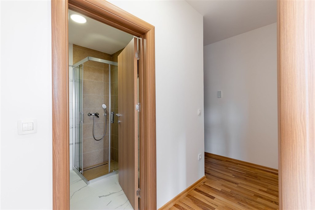 novy-a-moderni-byt-s-balkonem-nedaleko-more-v-primorskem-stredisku-budva-cerne-hora