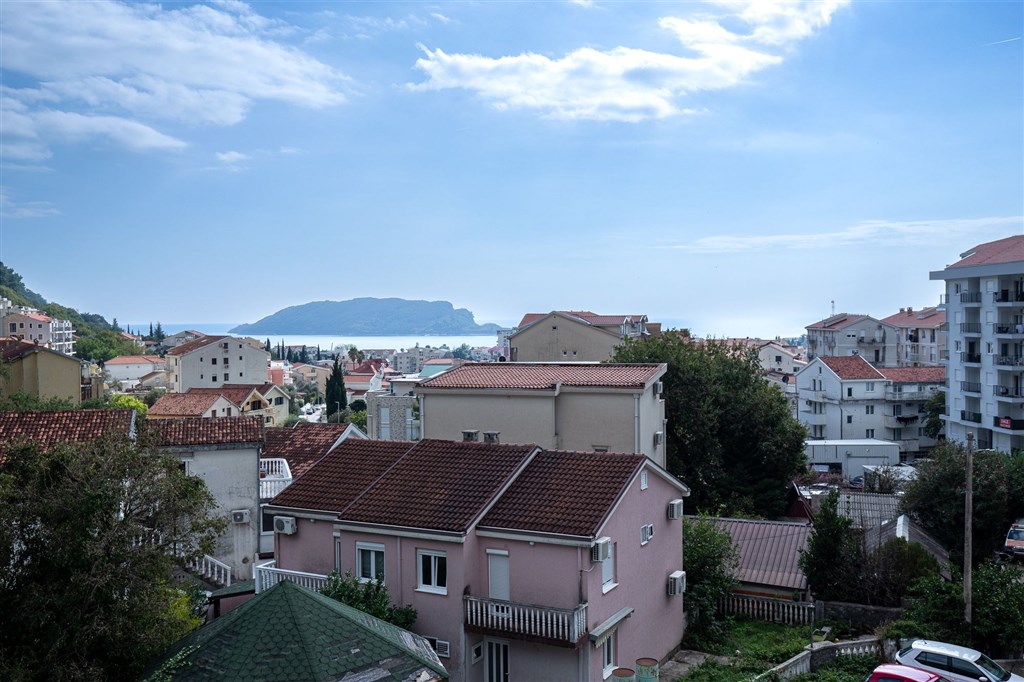 novy-a-moderni-byt-s-balkonem-nedaleko-more-v-primorskem-stredisku-budva-cerne-hora