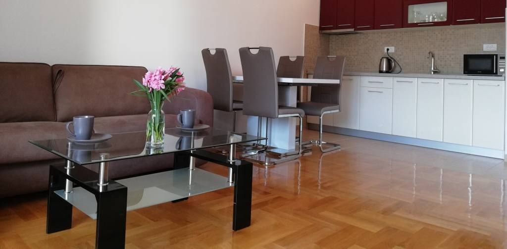 na-prodej-utulny-apartman-s-vyhledem-na-more-v-becici-cerna-hora