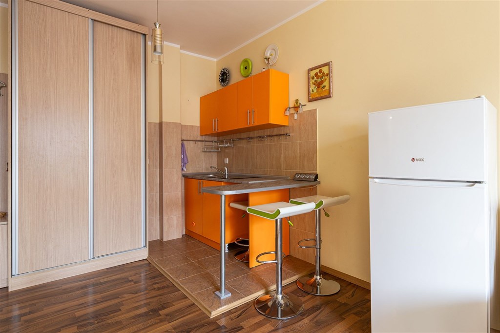 na-prodej-svetly-jednoloznicovy-apartman-s-balkonem-v-sutomotre-cerna-hora