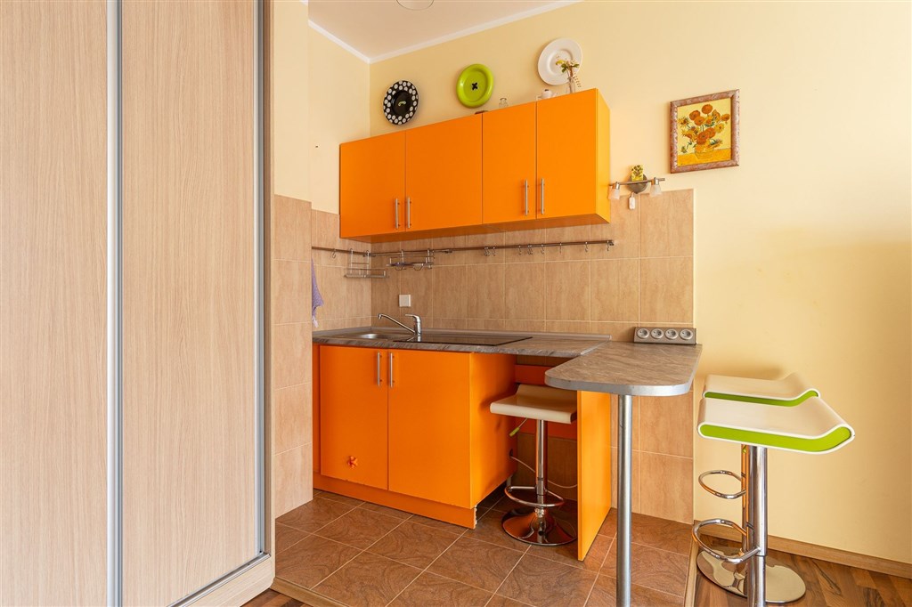na-prodej-svetly-jednoloznicovy-apartman-s-balkonem-v-sutomotre-cerna-hora