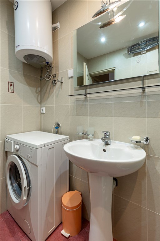 na-prodej-svetly-jednoloznicovy-apartman-s-balkonem-v-sutomotre-cerna-hora