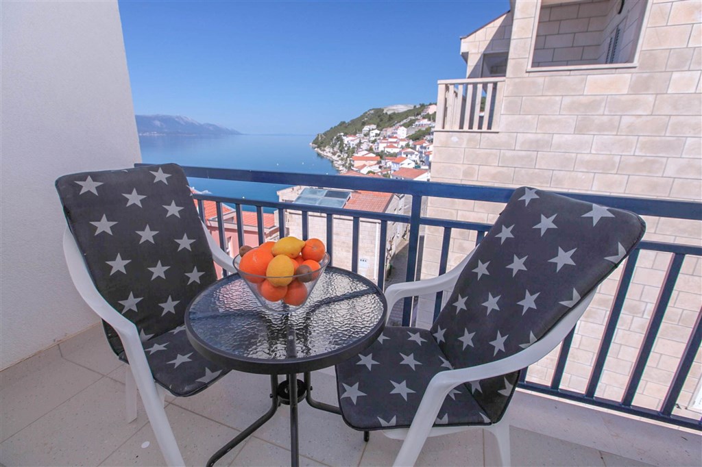 na-prodej-exkluzivni-penthouse-s-tremi-terasami-v-tesne-blizkosti-more-a-krasnym-vyhledem-na-more-a-ostrovy-komarna-jizni-dalmacie-chorvatsko