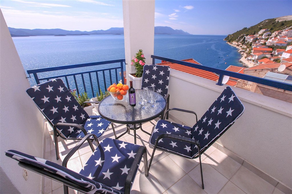 na-prodej-exkluzivni-penthouse-s-tremi-terasami-v-tesne-blizkosti-more-a-krasnym-vyhledem-na-more-a-ostrovy-komarna-jizni-dalmacie-chorvatsko