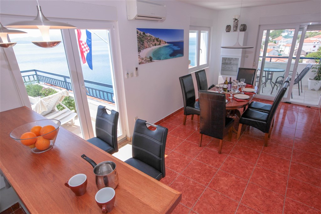 na-prodej-exkluzivni-penthouse-s-tremi-terasami-v-tesne-blizkosti-more-a-krasnym-vyhledem-na-more-a-ostrovy-komarna-jizni-dalmacie-chorvatsko