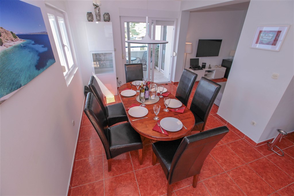 na-prodej-exkluzivni-penthouse-s-tremi-terasami-v-tesne-blizkosti-more-a-krasnym-vyhledem-na-more-a-ostrovy-komarna-jizni-dalmacie-chorvatsko