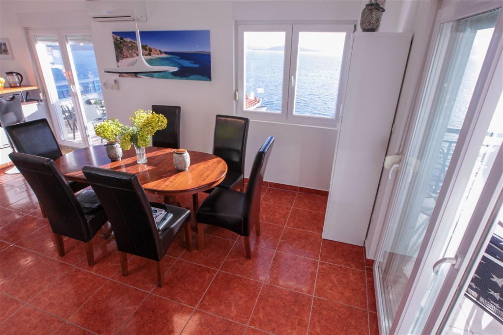 na-prodej-exkluzivni-penthouse-s-tremi-terasami-v-tesne-blizkosti-more-a-krasnym-vyhledem-na-more-a-ostrovy-komarna-jizni-dalmacie-chorvatsko