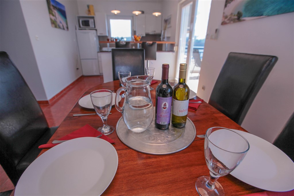 na-prodej-exkluzivni-penthouse-s-tremi-terasami-v-tesne-blizkosti-more-a-krasnym-vyhledem-na-more-a-ostrovy-komarna-jizni-dalmacie-chorvatsko