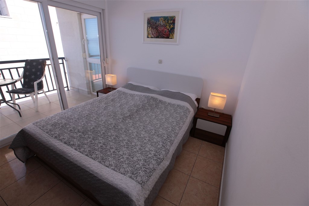 na-prodej-exkluzivni-penthouse-s-tremi-terasami-v-tesne-blizkosti-more-a-krasnym-vyhledem-na-more-a-ostrovy-komarna-jizni-dalmacie-chorvatsko