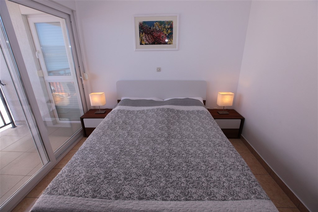 na-prodej-exkluzivni-penthouse-s-tremi-terasami-v-tesne-blizkosti-more-a-krasnym-vyhledem-na-more-a-ostrovy-komarna-jizni-dalmacie-chorvatsko