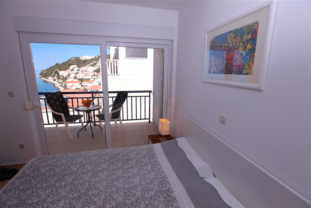 na-prodej-exkluzivni-penthouse-s-tremi-terasami-v-tesne-blizkosti-more-a-krasnym-vyhledem-na-more-a-ostrovy-komarna-jizni-dalmacie-chorvatsko