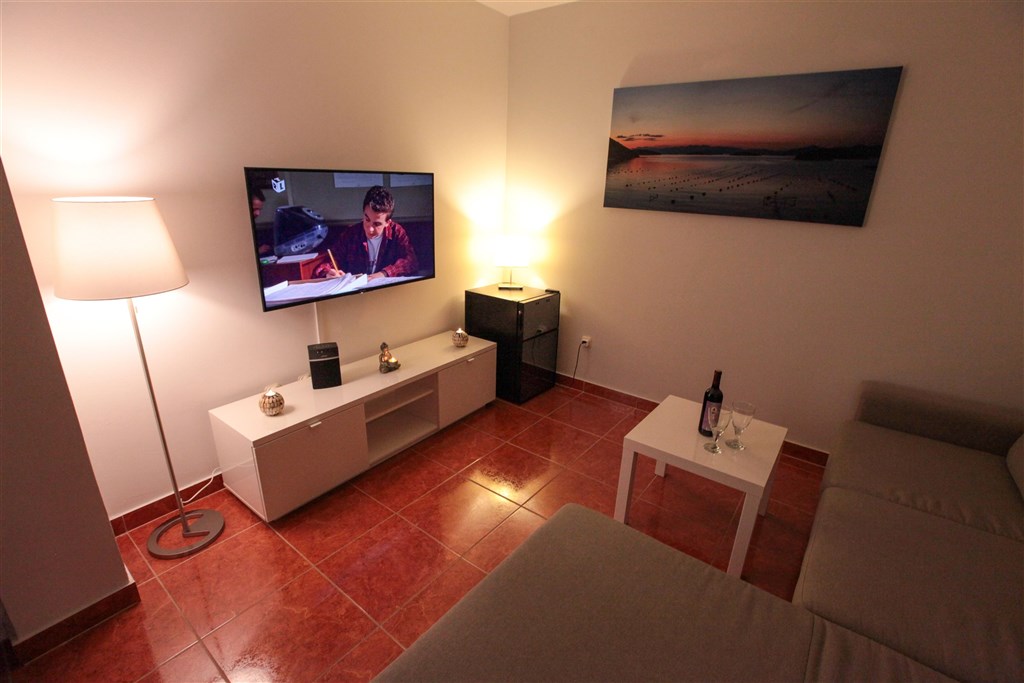 na-prodej-exkluzivni-penthouse-s-tremi-terasami-v-tesne-blizkosti-more-a-krasnym-vyhledem-na-more-a-ostrovy-komarna-jizni-dalmacie-chorvatsko