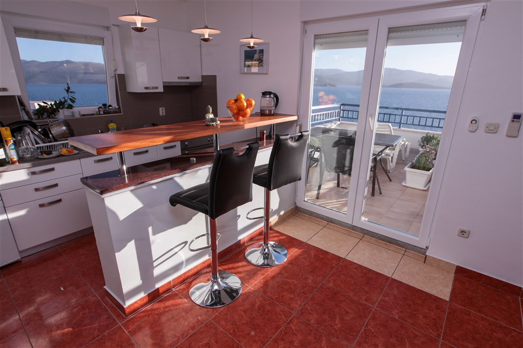 na-prodej-exkluzivni-penthouse-s-tremi-terasami-v-tesne-blizkosti-more-a-krasnym-vyhledem-na-more-a-ostrovy-komarna-jizni-dalmacie-chorvatsko