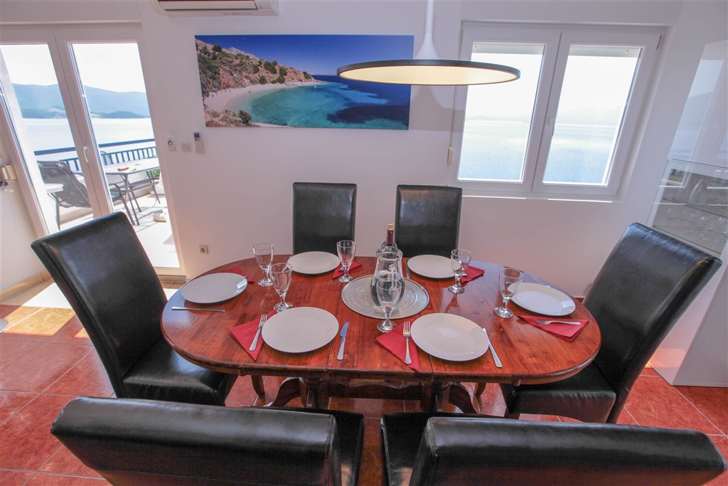 na-prodej-exkluzivni-penthouse-s-tremi-terasami-v-tesne-blizkosti-more-a-krasnym-vyhledem-na-more-a-ostrovy-komarna-jizni-dalmacie-chorvatsko