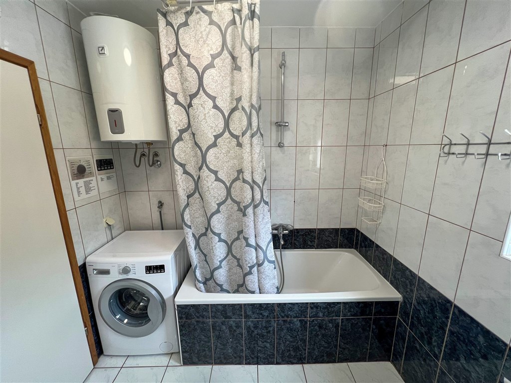 na-prodej-exkluzivni-penthouse-s-tremi-terasami-v-tesne-blizkosti-more-a-krasnym-vyhledem-na-more-a-ostrovy-komarna-jizni-dalmacie-chorvatsko