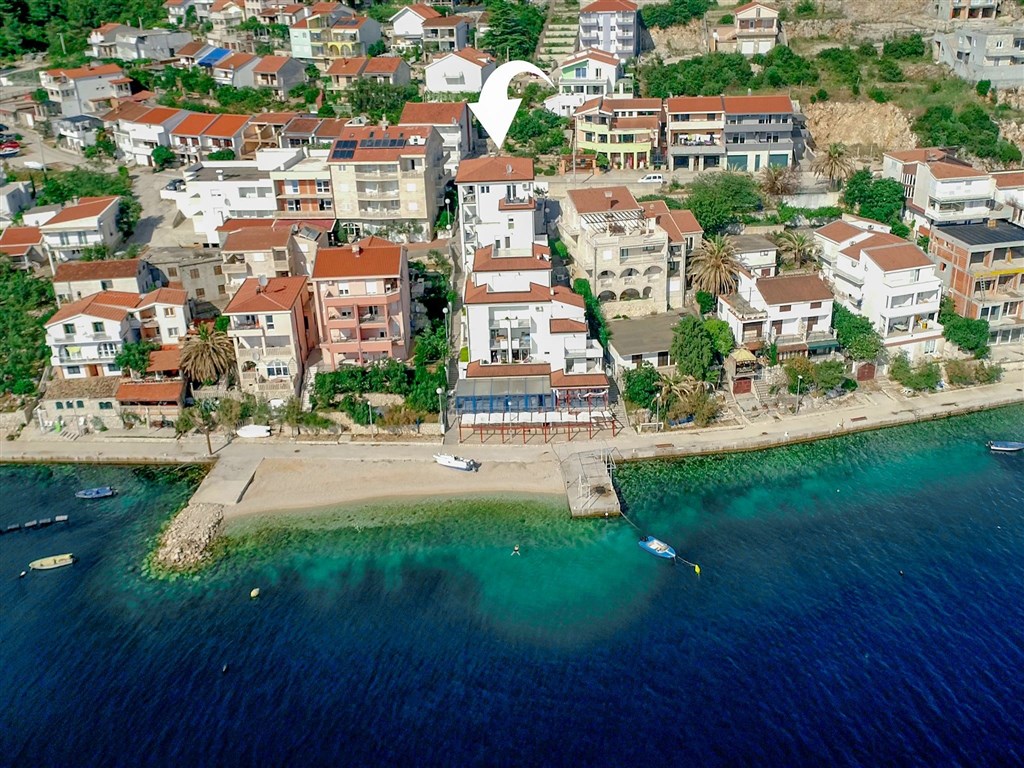 na-prodej-exkluzivni-penthouse-s-tremi-terasami-v-tesne-blizkosti-more-a-krasnym-vyhledem-na-more-a-ostrovy-komarna-jizni-dalmacie-chorvatsko