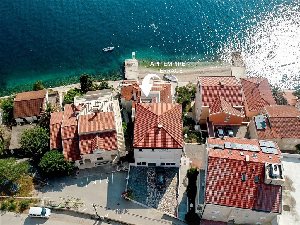 na-prodej-exkluzivni-penthouse-s-tremi-terasami-v-tesne-blizkosti-more-a-krasnym-vyhledem-na-more-a-ostrovy-komarna-jizni-dalmacie-chorvatsko