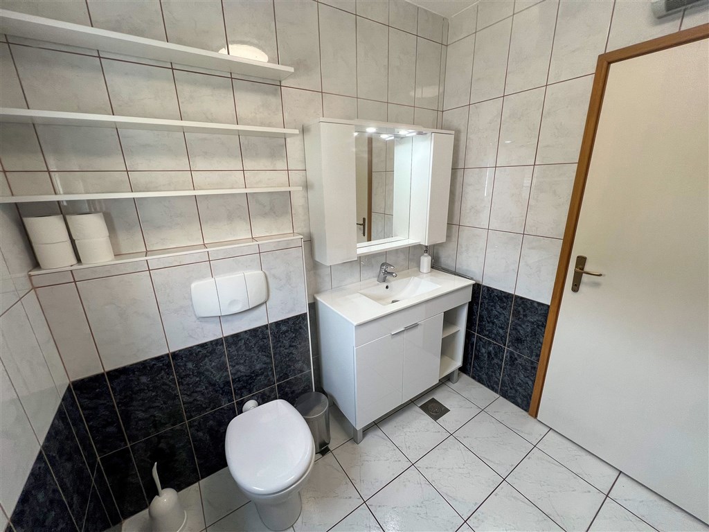 na-prodej-exkluzivni-penthouse-s-tremi-terasami-v-tesne-blizkosti-more-a-krasnym-vyhledem-na-more-a-ostrovy-komarna-jizni-dalmacie-chorvatsko