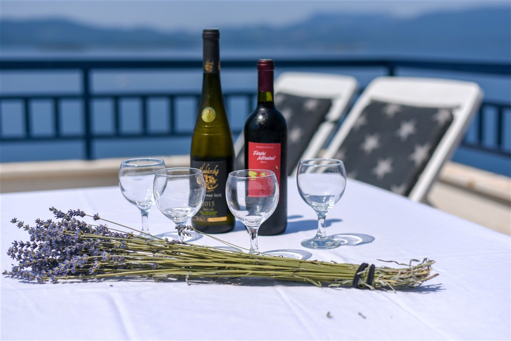 na-prodej-exkluzivni-penthouse-s-tremi-terasami-v-tesne-blizkosti-more-a-krasnym-vyhledem-na-more-a-ostrovy-komarna-jizni-dalmacie-chorvatsko