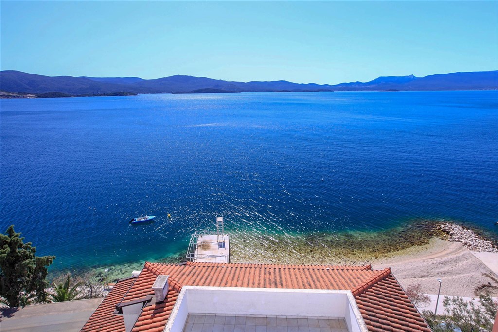 na-prodej-exkluzivni-penthouse-s-tremi-terasami-v-tesne-blizkosti-more-a-krasnym-vyhledem-na-more-a-ostrovy-komarna-jizni-dalmacie-chorvatsko