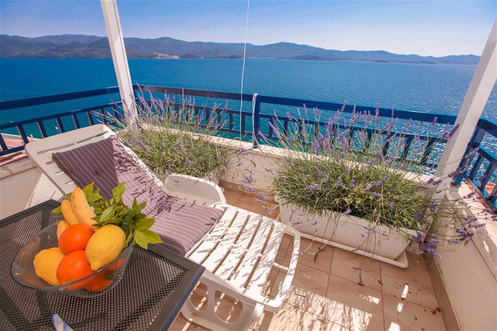 na-prodej-exkluzivni-penthouse-s-tremi-terasami-v-tesne-blizkosti-more-a-krasnym-vyhledem-na-more-a-ostrovy-komarna-jizni-dalmacie-chorvatsko