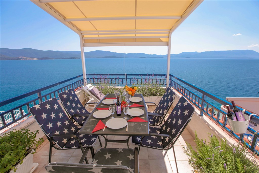 na-prodej-exkluzivni-penthouse-s-tremi-terasami-v-tesne-blizkosti-more-a-krasnym-vyhledem-na-more-a-ostrovy-komarna-jizni-dalmacie-chorvatsko