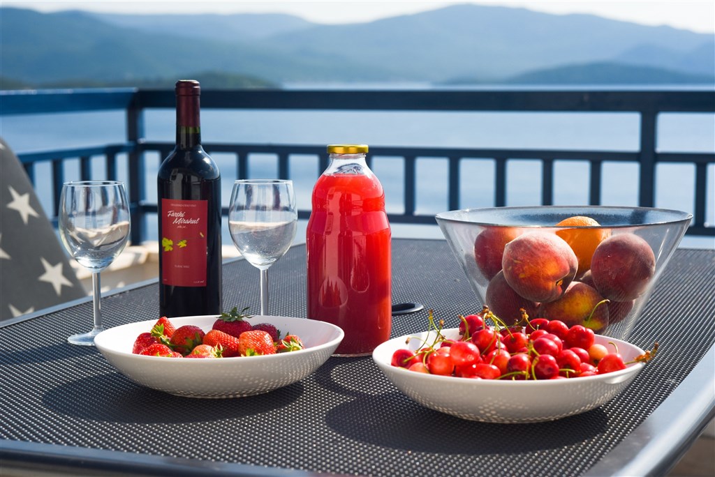 na-prodej-exkluzivni-penthouse-s-tremi-terasami-v-tesne-blizkosti-more-a-krasnym-vyhledem-na-more-a-ostrovy-komarna-jizni-dalmacie-chorvatsko