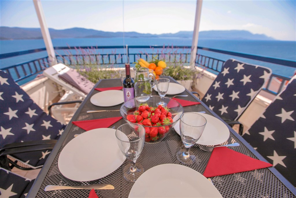 na-prodej-exkluzivni-penthouse-s-tremi-terasami-v-tesne-blizkosti-more-a-krasnym-vyhledem-na-more-a-ostrovy-komarna-jizni-dalmacie-chorvatsko