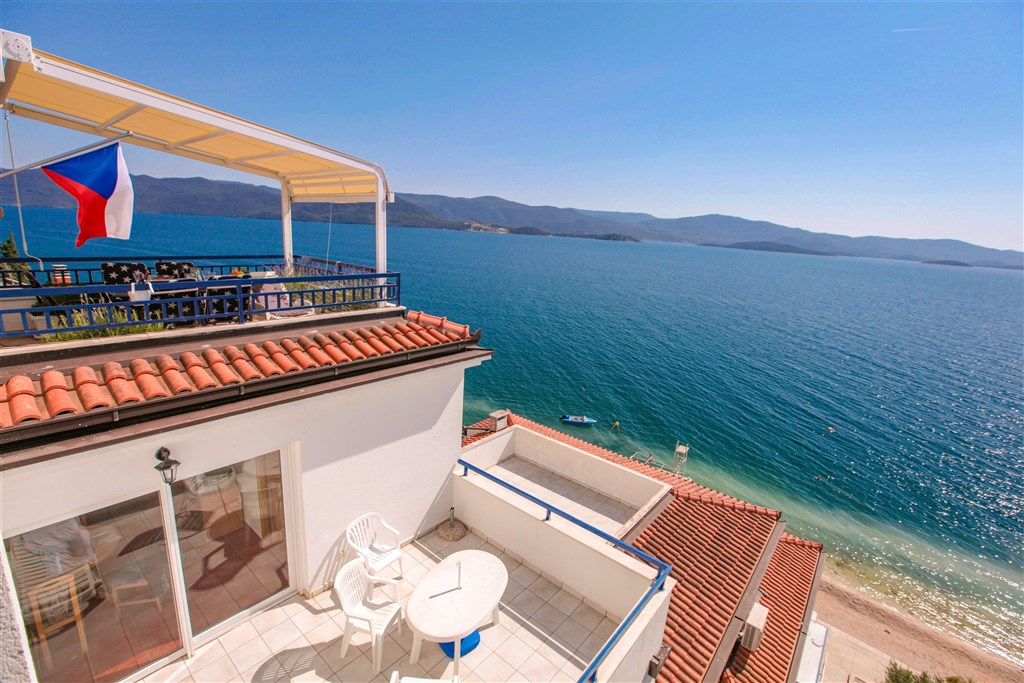 na-prodej-exkluzivni-penthouse-s-tremi-terasami-v-tesne-blizkosti-more-a-krasnym-vyhledem-na-more-a-ostrovy-komarna-jizni-dalmacie-chorvatsko