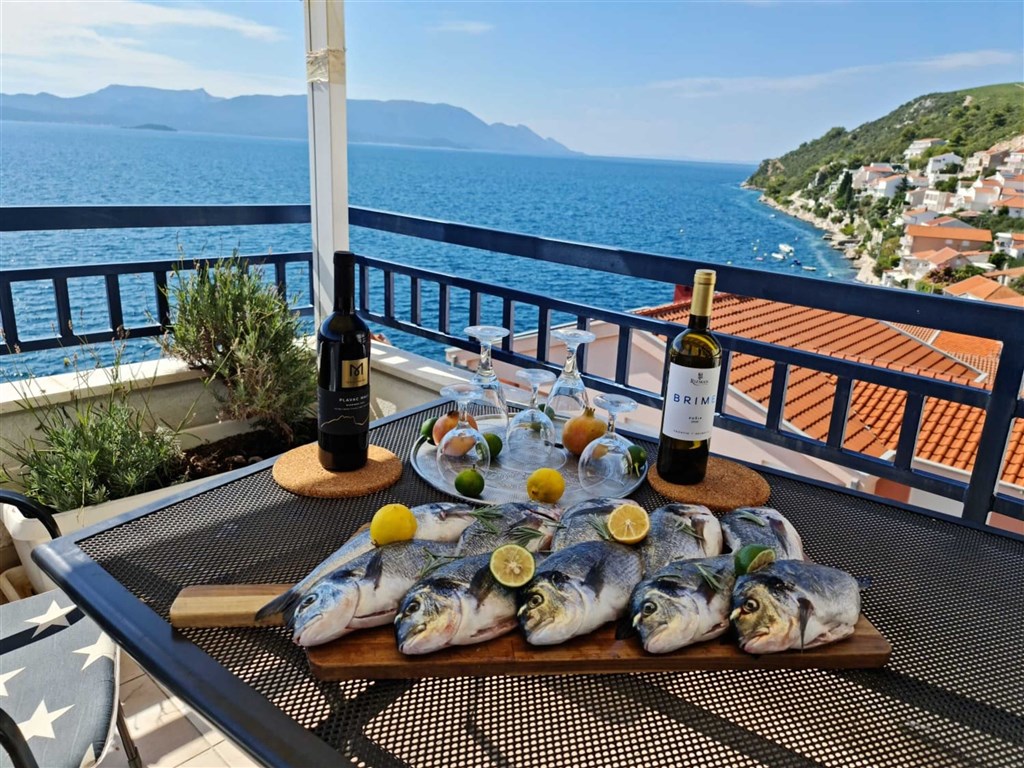 na-prodej-exkluzivni-penthouse-s-tremi-terasami-v-tesne-blizkosti-more-a-krasnym-vyhledem-na-more-a-ostrovy-komarna-jizni-dalmacie-chorvatsko