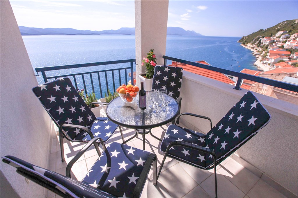 na-prodej-exkluzivni-penthouse-s-tremi-terasami-v-tesne-blizkosti-more-a-krasnym-vyhledem-na-more-a-ostrovy-komarna-jizni-dalmacie-chorvatsko