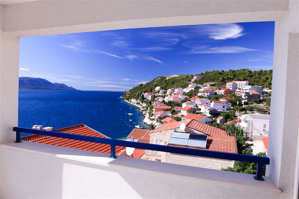 na-prodej-exkluzivni-penthouse-s-tremi-terasami-v-tesne-blizkosti-more-a-krasnym-vyhledem-na-more-a-ostrovy-komarna-jizni-dalmacie-chorvatsko