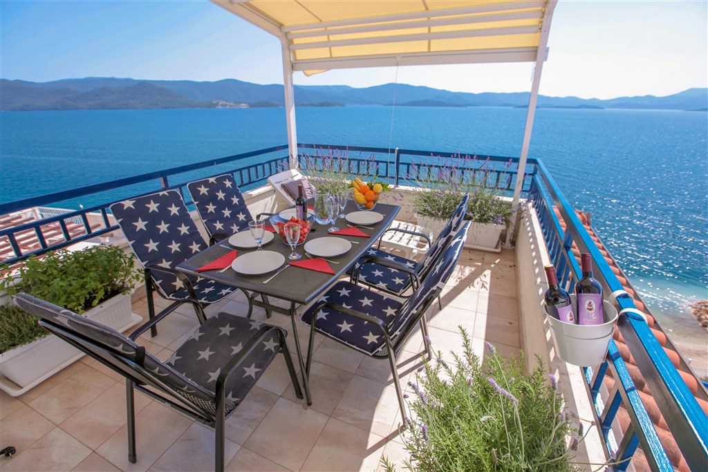 na-prodej-exkluzivni-penthouse-s-tremi-terasami-v-tesne-blizkosti-more-a-krasnym-vyhledem-na-more-a-ostrovy-komarna-jizni-dalmacie-chorvatsko