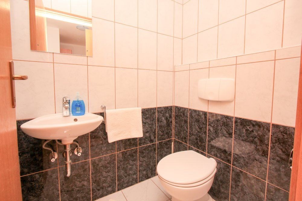 na-prodej-exkluzivni-penthouse-s-tremi-terasami-v-tesne-blizkosti-more-a-krasnym-vyhledem-na-more-a-ostrovy-komarna-jizni-dalmacie-chorvatsko