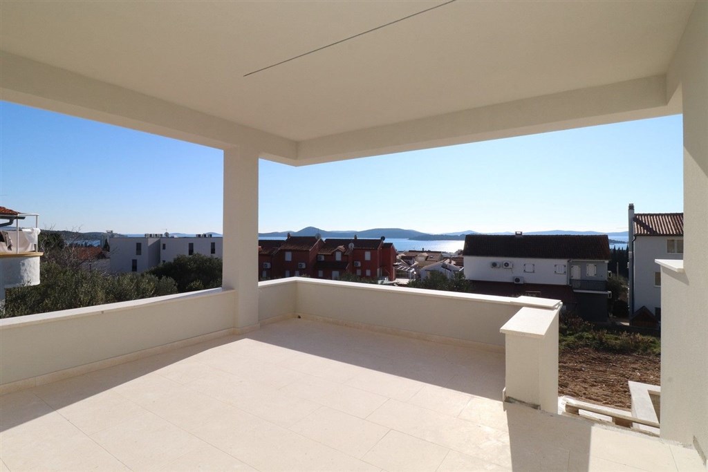na-prodej-novy-apartman-se-2-loznicemi-zahradkou-a-panoramatickym-vyhledem-na-more-vodice-chorvatsko