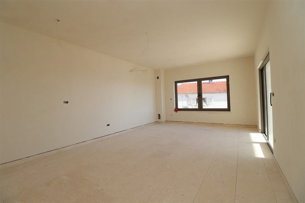 na-prodej-novy-apartman-se-2-loznicemi-zahradkou-a-panoramatickym-vyhledem-na-more-vodice-chorvatsko